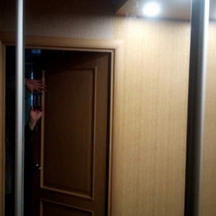 Зеркальные двери-купе в квартире на Ириновском пр.