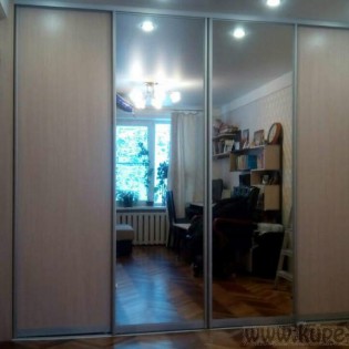 Двери-купе с наполнением из зеркал серебро и ДСП в квартире на ул. Орджоникидзе
