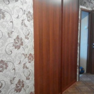 Двери-купе с наполнением из ДСП в квартире на Петергофском ш.