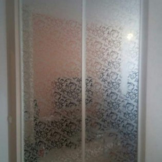 Двери-купе с наполнением из зеркал с пескоструйным рисунком в квартире на Дунайском пр.