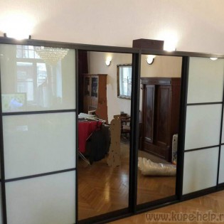 Двери-купе с зеркальным и комбинированным наполнением (тонированное стекло) в квартире на Большой Монетной ул.