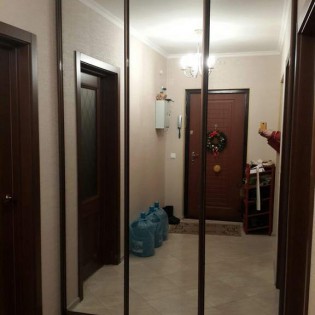 Зеркальные двери-купе в квартире на ул.Шувалова