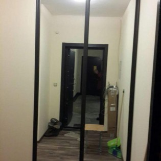 Зеркальные двери-купе в квартире в Вартемягах