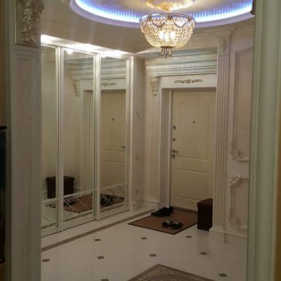 Двери-купе с комбинированным наполнением из зеркал с фацетом в квартире на Варшавской ул.
