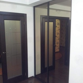 Зеркальные двери-купе (зеркало Бронза) в квартире на ул. Коммунаров