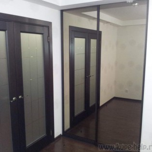 Зеркальные двери-купе (зеркало Бронза) в квартире на ул. Коммунаров
