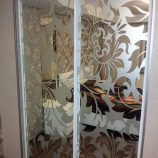 Двери-купе с наполнением из зеркал с пескоструйным рисунком в квартире на ул. Коммунаров. Цвет профиля - Белый глянец.