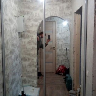Зеркальные двери-купе в квартире в Кировске
