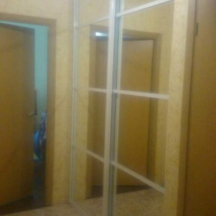Зеркальные двери-купе с разделителями в квартире на Набережной ул. в Кировске