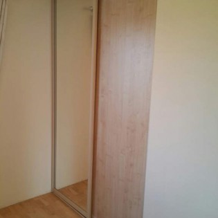 Двери-купе с наполнением из ДСП и зеркала в квартире на Новосмоленской ул.