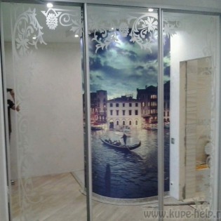 Двери-купе с наполнением из зеркал с пескоструйным рисунком в квартире на Ушаковской наб.