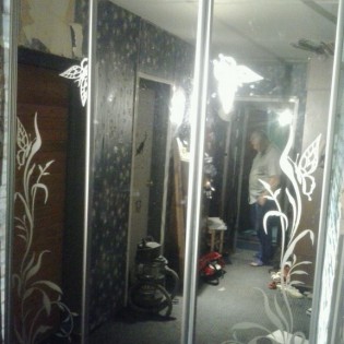 Двери-купе с наполнением из зеркал с пескоструйным рисунком в квартире на ул. Бабушкина