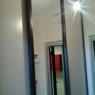 Двери-купе с наполнением из зеркала и ДСП (1 и 2) в квартире на ул. Менделеева в Мурино