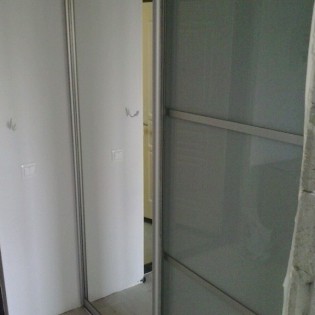 Двери-купе с зеркалом и расстекловкой вставок из тонированного стекла (плёнка Oracal) в квартире на Заречной ул. (Парнас)