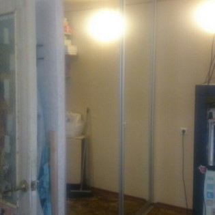 Зеркальные двери-купе в квартире в ЖК "Аврора" в Петергофе