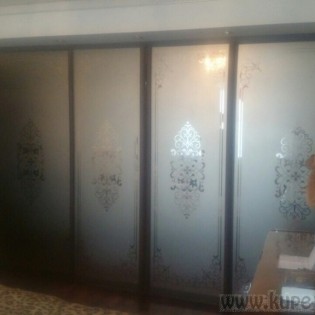 Двери-купе со вставками из зеркал с пескоструйными рисунками в квартире на Софийской ул.
