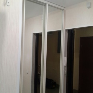 Зеркальные двери-купе в квартире на ул. Школьная в Буграх