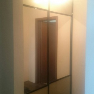 Двери-купе с наполнением из зеркал и тонированных стёкол (плёнка Oracal) в квартире на ул. Д.Хармса