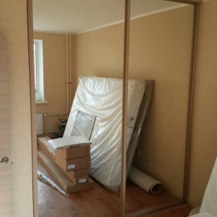 Зеркальные двери-купе в квартире на ул. Ф.Абрамова д.21 на Парнасе