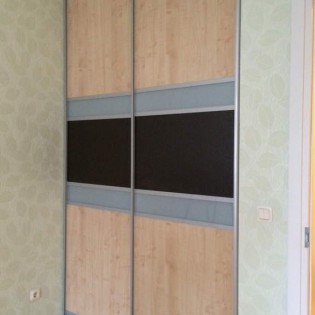 Двери-купе с комбинированным наполнением из ДСП и тонированного стекла (плёнка Oracal) в квартире на Лыжном пер. д.2