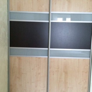 Двери-купе с комбинированным наполнением из ДСП и тонированного стекла (плёнка Oracal) в квартире на Лыжном пер. д.2