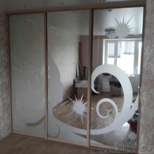 Двери-купе с наполнением из зеркал с пескоструйным рисунком в квартире в Колпино