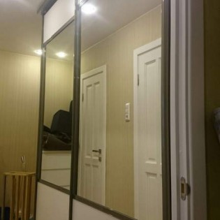 Двери-купе с комбинированным наполнением из зеркала и ДСП с разделителями в квартире на пр. Художников