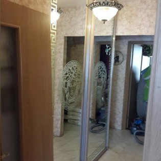 Двери-купе с наполнением из зеркал с пескоструйным рисунком в квартире на Юкковском ш. См. отзыв Лалиты от 11/08/2016