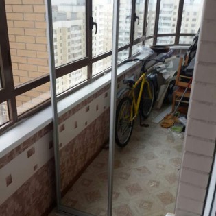 Зеркальные двери-купе на балконе в квартире на пр. Кузнецова