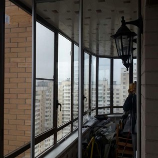 Зеркальные двери-купе на балконе в квартире на пр. Кузнецова