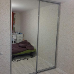 Зеркальные двери-купе в квартире на Переведеновском пер.