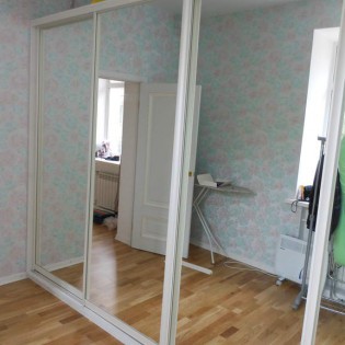 4 зеркальные двери-купе в широкий проём (3'656 мм.) в квартире на Заневском пр. д.7/7. Профиль - KR-200 Жемчуг зерно.