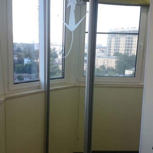 Двери-купе с наполнением из зеркал с пескоструйным рисунком в квартире на ул. Шелгунова