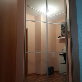 Зеркальные двери-купе с разделителями в квартире во Всеволожске