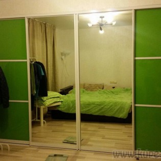 Двери-купе с наполнением из зеркал и вставок тонированного стекла в квартире в Колпино