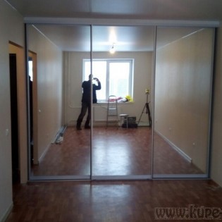 Зеркальные двери-купе в квартире на ул. Привокзальная д.1