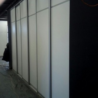 Инсталляция из 6 дверей-купе с наполнением из Белого ДСП с разделителем в фотостудии на ул. Газовая д.10