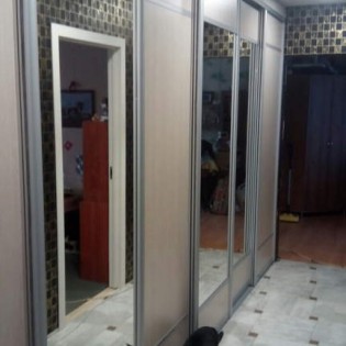 6-дверная инсталляция с наполнением из зеркала Серебро и ДСП Дуб-атланта с разделителями в квартире на пр. Солидарности. Профиль KR300N Хром глянец