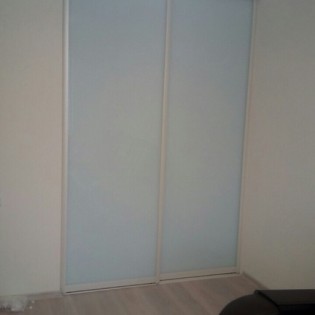 Двери-купе с наполнением из вставок тонированного стекла (плёнка Oracal) в квартире на ул. Толстого в г.  Пушкин