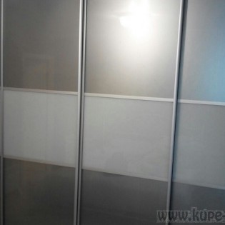 4 двери-купе с наполнением из вставок тонированного стекла (верх и низ пленка Oracal 090, середина плёнка Oracal 072 Светло-Серый) в квартире на Мебельной ул. Профиль KR01 Серебро анодировка