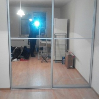 Зеркальные двери-купе с разделителем в квартире на ул. Авиаторов Балтики в Мурино