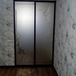 Двери-купе с наполнением из зеркала с пескоструйным рисунком по матовому фону в квартире на Охтинской аллее в Мурино. Профиль KR200 Венге тёмный глянец