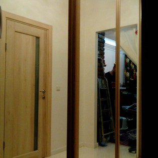 Зеркальные двери-купе в квартире на Охтинской аллее в Мурино