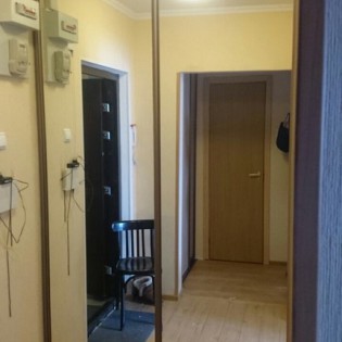 Зеркальные двери-купе в квартире на Красносельском ш. Профиль KR01 Виски зерно