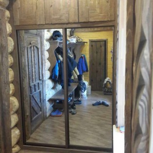Зеркальные двери-купе в частном доме а Агалатово. Проём 1