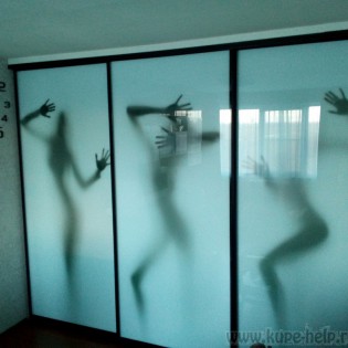 Двери-купе с декоративным стеклом с фотопечатью в квартире на Суздальском пр.