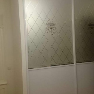 Двери-купе с комбинированным наполнением из вставок зеркала с пескоструйным рисунком и Белым ЛДСП в квартире на Варшавской ул. Профиль KR01 Белый глянец
