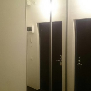 Зеркальные двери-купе в квартире на ул. Медиков