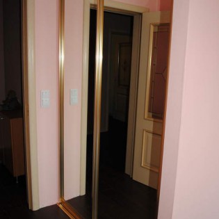 Зеркальные двери-купе в гардеробную (профиль - золото полировка) в Кудрово (см. отзыв Юлии от 21.06.2014)