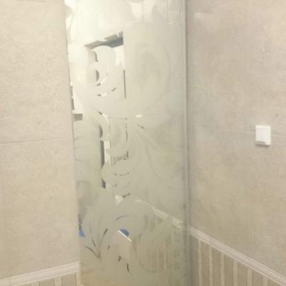 Межкомнатная откатная дверь с наполнением из зеркала с пескоструйным рисунком в квартире на Заречной ул. (Парнас)
